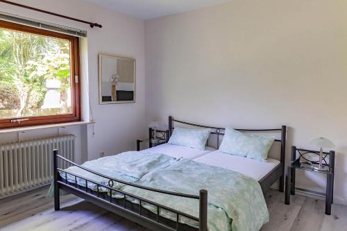 เตียงในห้องที่ Top-bewertete Komfort-Ferienwohnung mit Sonnenterrasse und Garten in der Lüneburger Heide