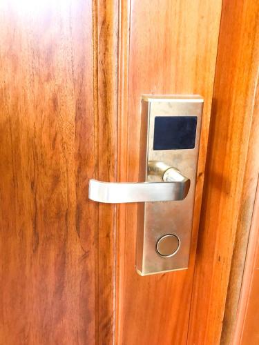 a metal door handle on a wooden door at La Cactus Hotel 2 in Quy Nhon