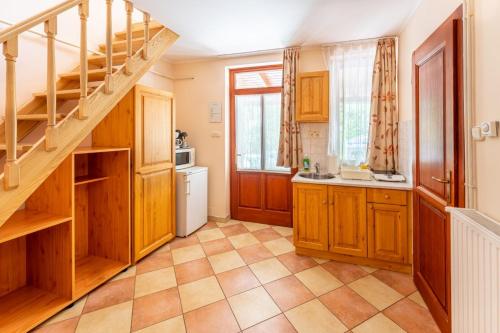 A kitchen or kitchenette at Varázskő Apartman Gyula