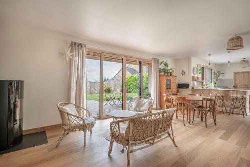 un salon avec une table et des chaises et une cuisine dans l'établissement Maison lumineuse grande terrasse à La Roche-Bernard, à La Roche-Bernard