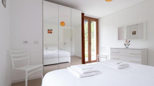 A bed or beds in a room at Italianway - Villa Tola