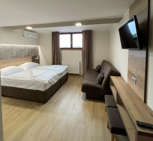 Ένα ή περισσότερα κρεβάτια σε δωμάτιο στο Hotel Roškar