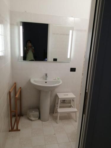 eine Person, die ein Bild von einem Bad mit einem Waschbecken macht in der Unterkunft Casa Vincenzo in Bologna