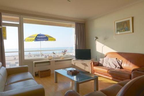 ein Wohnzimmer mit Blick auf den Strand in der Unterkunft 'SPA' - Family Apartment with Amazing Seaview in Ostende