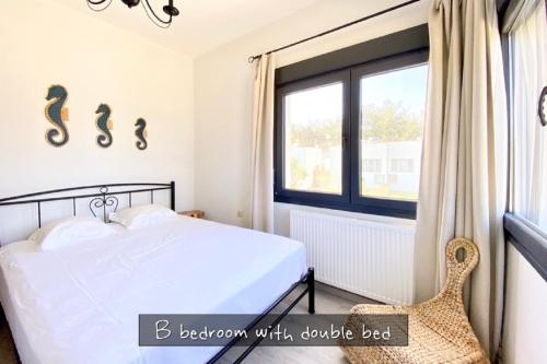 Postel nebo postele na pokoji v ubytování Aspri Petra Villa
