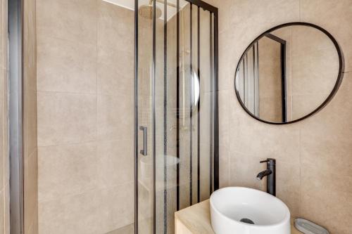 une salle de bain avec douche, toilettes et miroir dans l'établissement Beautiful apartment for 8 people, à Paris