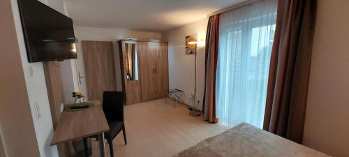 a room with a kitchen with a table and a window at Appartements am Schillergarten in Dresden