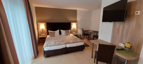 a hotel room with a bed and a table at Appartements am Schillergarten in Dresden