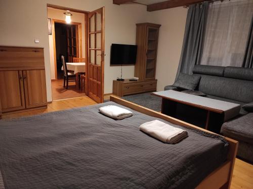 1 dormitorio con 1 cama con 2 toallas en Blachutowka, en Krynica-Zdrój