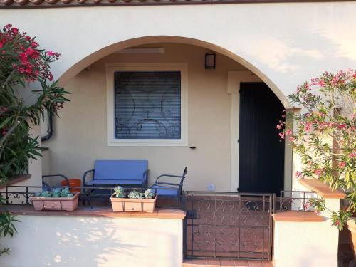 een huis met twee stoelen op de veranda bij Residence Vigna del Mare in Gabicce Mare