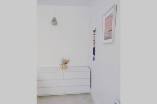 a white room with a white dresser and a door at Superbe appartement, balcon vue mer, 3 chambres! in Bray-Dunes