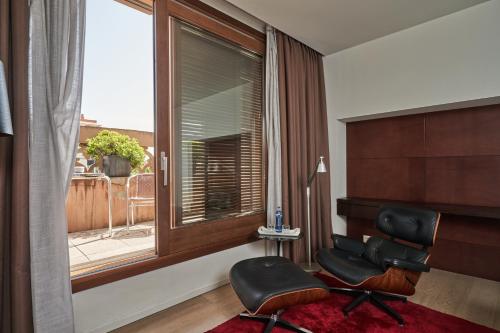 a room with a chair and a window at Mercer Casa Torner i Güell in Vilafranca del Penedès