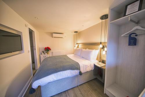 Una cama o camas en una habitación de José Pizarro The Swan Inn