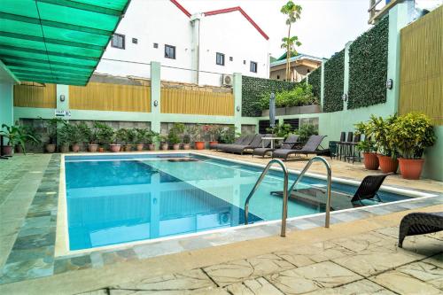 una piscina en medio de un edificio en Sea Cocoon Hotel, en El Nido