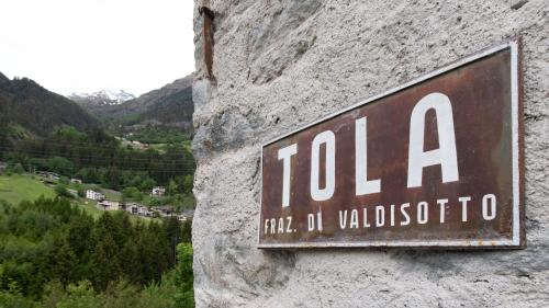 a sign on the side of a stone wall at Italianway - Villa Tola in Valdisotto