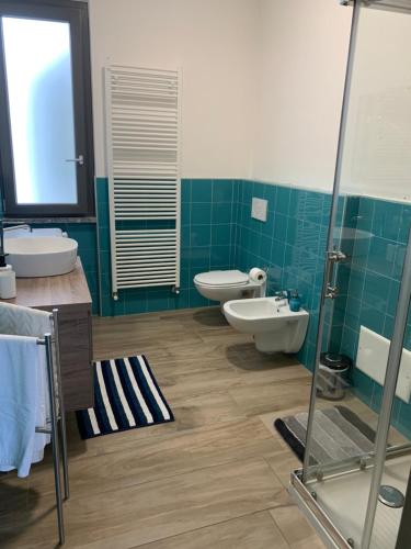 uma casa de banho com 2 WC e uma cabina de duche em vidro. em CAROLINE home em Anzano del Parco