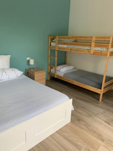 1 dormitorio con 2 literas en una habitación en CAROLINE home, en Anzano del Parco