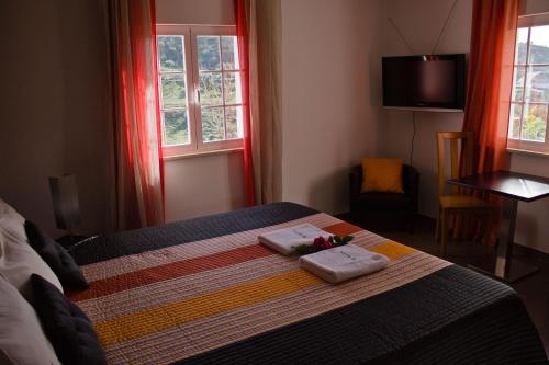 a bedroom with a bed with two towels on it at Paraíso D`el Rio in Mértola