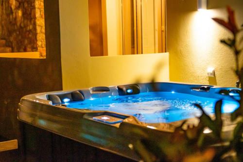 アモピにあるElaia Villasのバスルーム(青い水を使用したジャグジータブ付)
