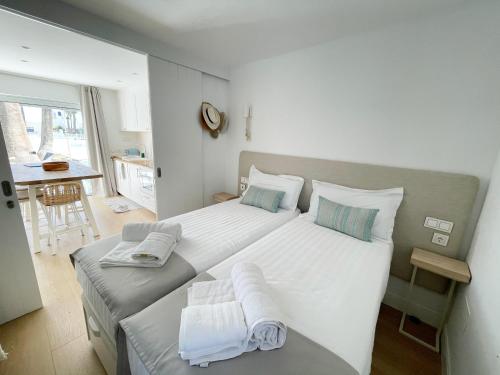 sypialnia z dwoma łóżkami i ręcznikami na nich w obiekcie Oasis Beach Apartment w Corralejo