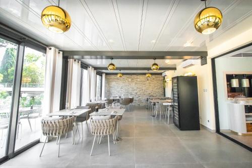 En restaurant eller et andet spisested på Ilot du Golf BW Premier Collection