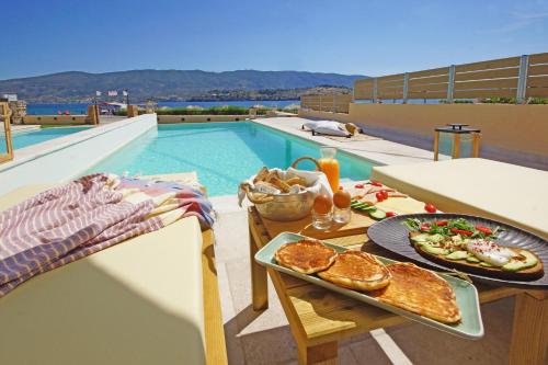 Piscina de la sau aproape de Aegean Villas