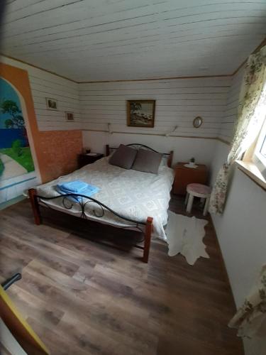 ラウラスマーにあるKapteni suvekoduの小さな部屋のベッド1台が備わるベッドルーム1室
