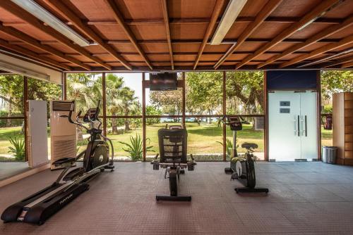 un gimnasio con cintas de correr y bicicletas estáticas en una habitación en BM Beach Hotel, en Ras al Khaimah