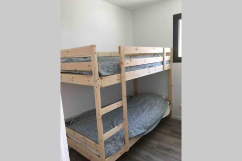 a pair of bunk beds in a room at Aux portes de La Rochelle - Un air de campagne au bord de mer in Marsilly