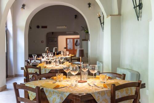Restoran või mõni muu söögikoht majutusasutuses Relais Borgo Campello