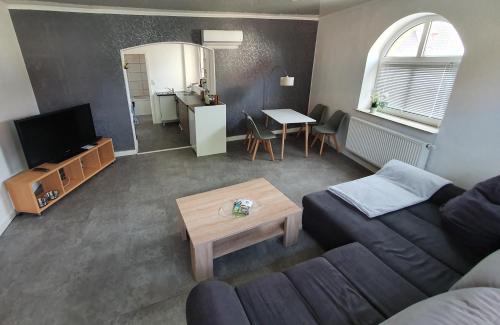 ein Wohnzimmer mit einem Sofa und einem Tisch in der Unterkunft Ferienwohnung Krapf in Dettelbach