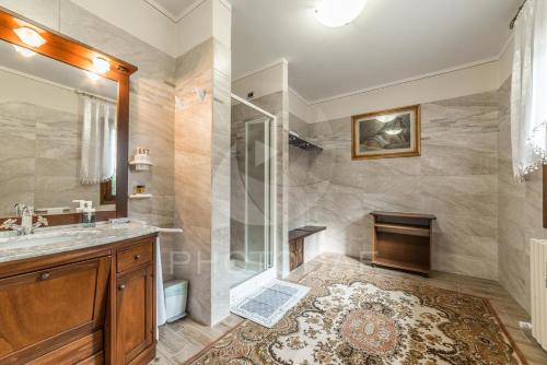 y baño con ducha y lavamanos. en Villa Paselli, en Rioveggio
