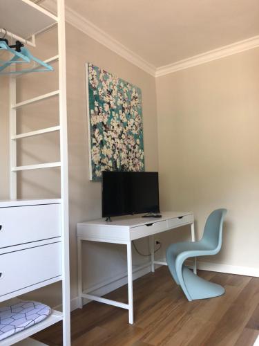 a bedroom with a desk with a computer and a shelf at Vivi Cernobbio, la sua arte, la sua magia in Cernobbio