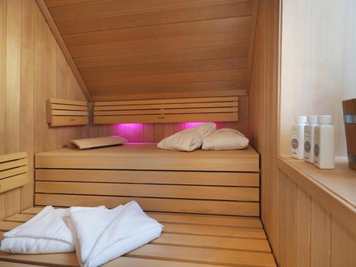 מיטה או מיטות בחדר ב-Fischerhus Loddin mit Sauna und Kamin
