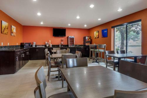 un ristorante con tavoli e sedie e un bar di Comfort Inn & Suites Mansfield a Mansfield