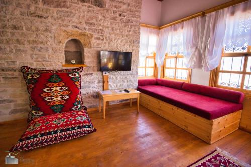 TV a/nebo společenská místnost v ubytování Argyropolis Boutique Hotel