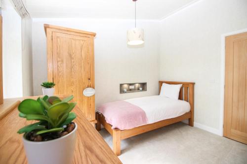 Giường trong phòng chung tại Hollicarrs - Kingfisher Lodge