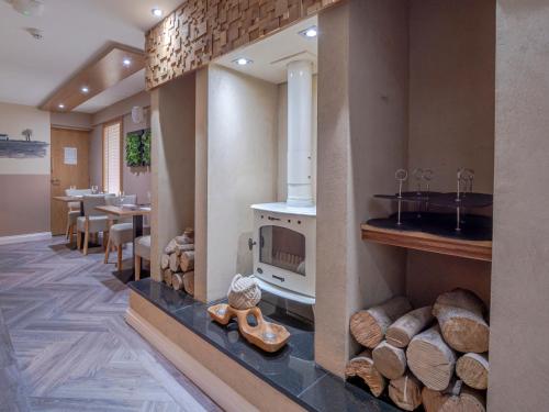 Blackbull hotel في Tarbolton: غرفة مع مطبخ مع موقد وطاولة