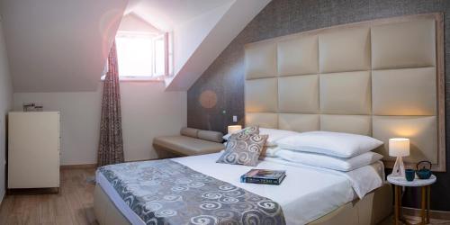 ein Schlafzimmer mit einem großen Bett und einem Fenster in der Unterkunft 5 Bedroom Villa with Private Pool in Poljice