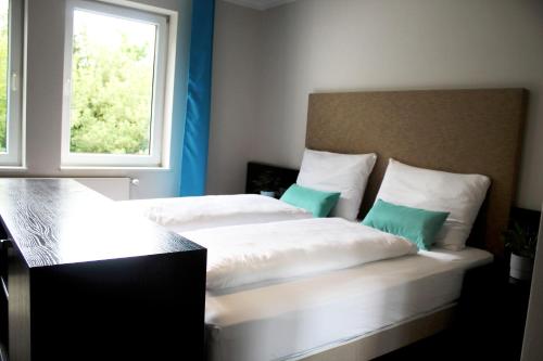 Tempat tidur dalam kamar di besttime Hotel Bendorf Koblenz