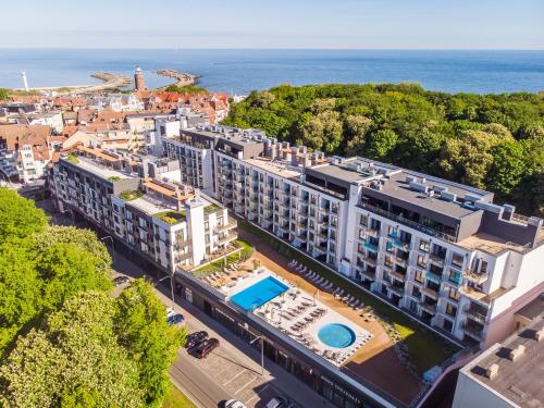 widok z powietrza na budynek z basenem w obiekcie Apartamenty Fenomen - Premium Porto Nadmorskie Tarasy w Kołobrzegu w Kołobrzegu