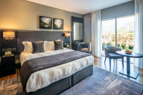 Una cama o camas en una habitación de Twr y Felin Hotel