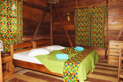 Tempat tidur dalam kamar di Hotel Praia Inhame Ecolodge