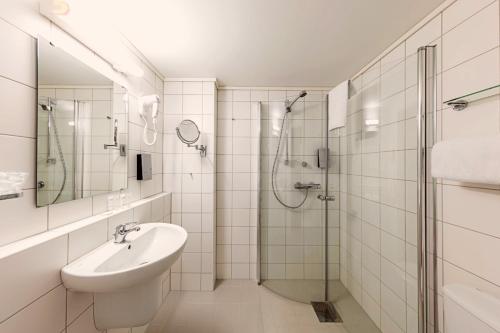 A bathroom at Havila Hotel Raftevold