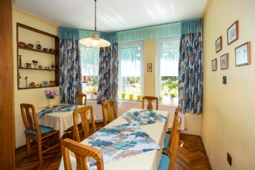 Zona d'estar a Cecey Vendégház