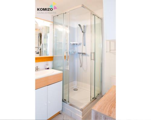 une salle de bain avec douche et lavabo dans l'établissement Le Repair du Capitaine, à Leucate