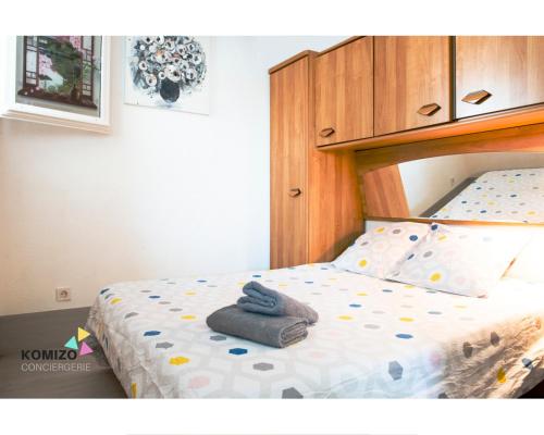 une chambre avec un lit avec une serviette dessus dans l'établissement Le Repair du Capitaine, à Leucate