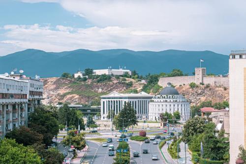 Una vista de una ciudad con montañas al fondo. en 5 STAR CENTRAL STUDIO, en Skopje