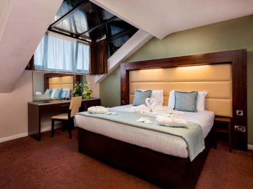 Postel nebo postele na pokoji v ubytování Treacy's Hotel Wexford