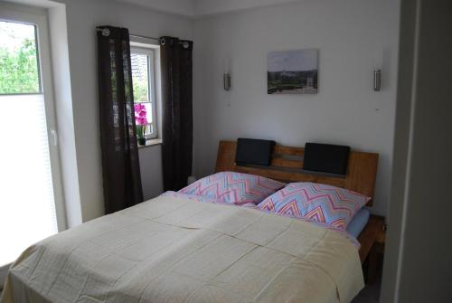 a bedroom with a bed and a window at Hinter Dem Schloss in Schleswig